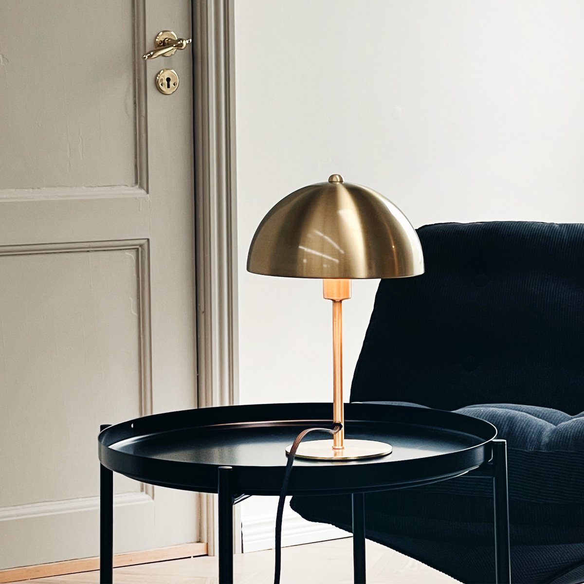 Lyon 30cm Messing bordlampe Fra Dyberg Larsen - Med sitt klassiske design og moderne materialvalg er bordlampen Lyon et sofistikert valg for hjemmet, som kombinerer eleganse og funksjon på en perfekt søtsak.