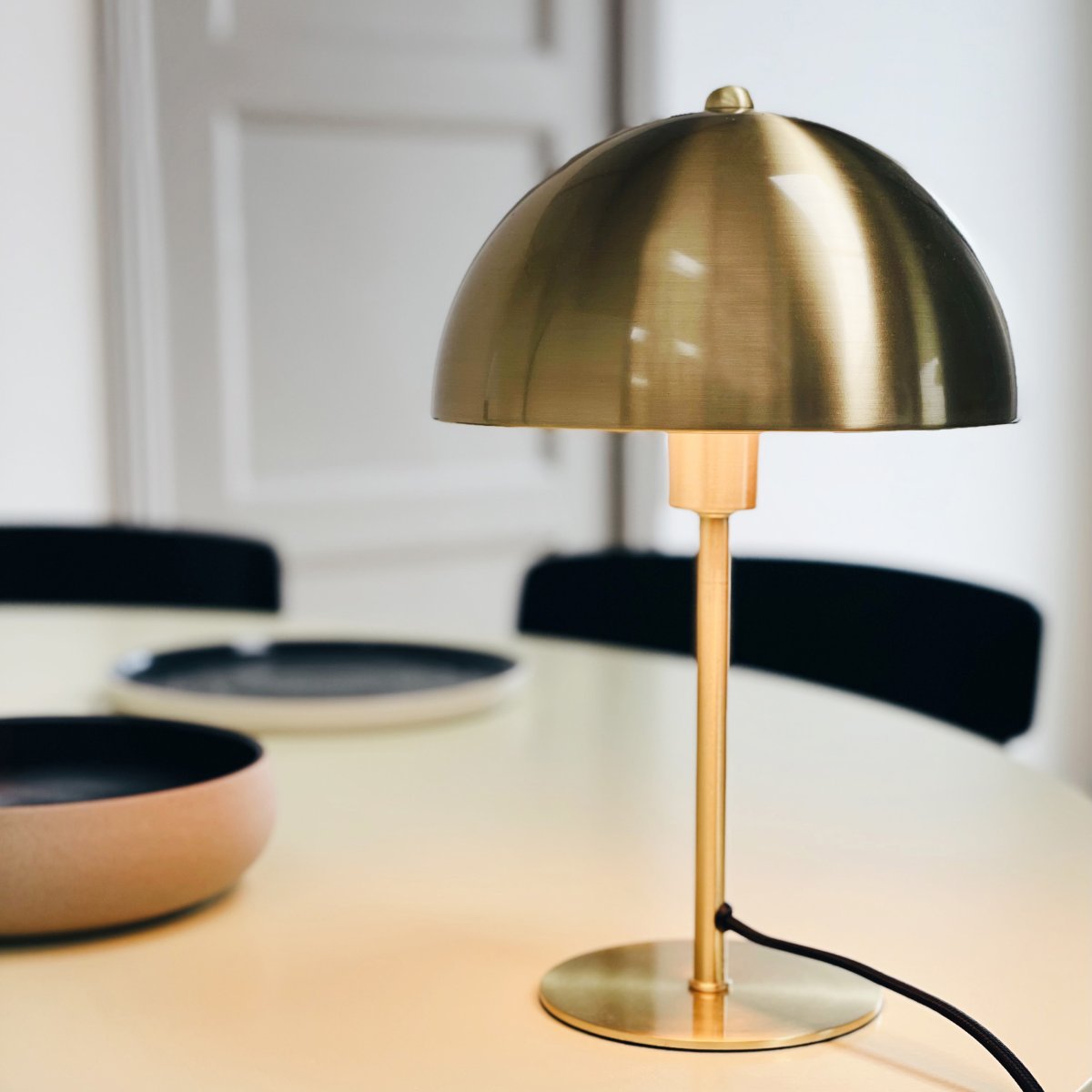Lyon 30cm Messing bordlampe Fra Dyberg Larsen - Med sitt klassiske design og moderne materialvalg er bordlampen Lyon et sofistikert valg for hjemmet, som kombinerer eleganse og funksjon på en perfekt søtsak.