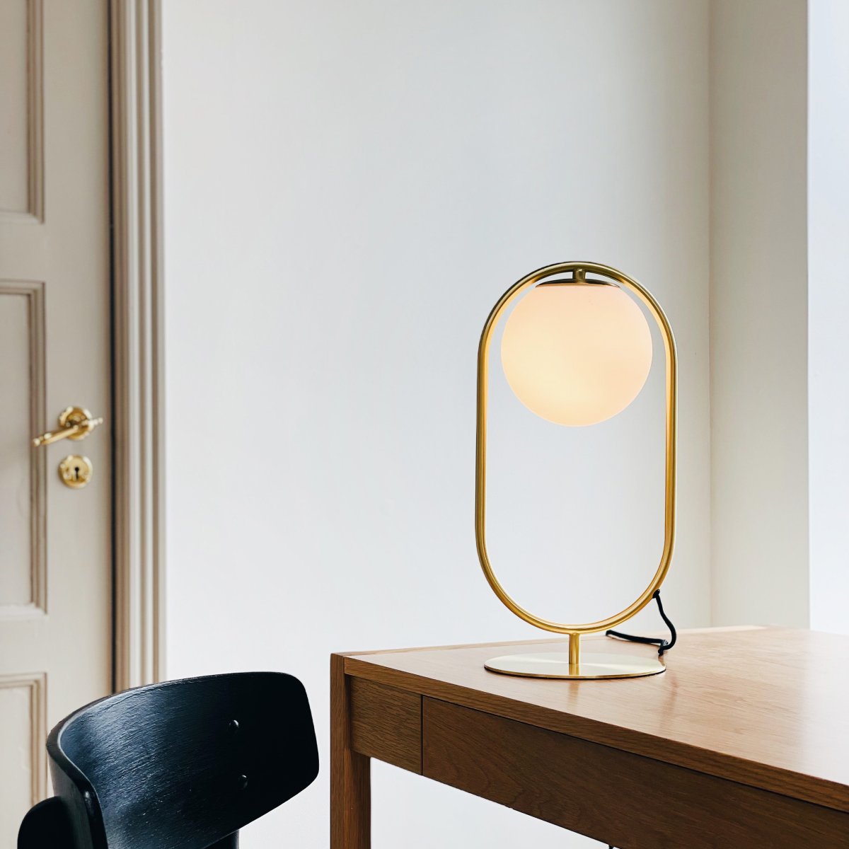 Reims 40cm Messing/hvit bordlampe Fra Dyberg Larsen - Legg til Reims bordlampe til hjemmet ditt for en sofistikert og elegant belysningsløsning.