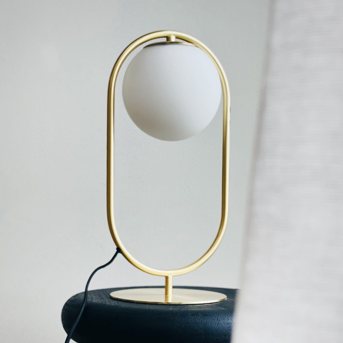 Reims 40cm Messing/hvit bordlampe Fra Dyberg Larsen - Legg til Reims bordlampe til hjemmet ditt for en sofistikert og elegant belysningsløsning.
