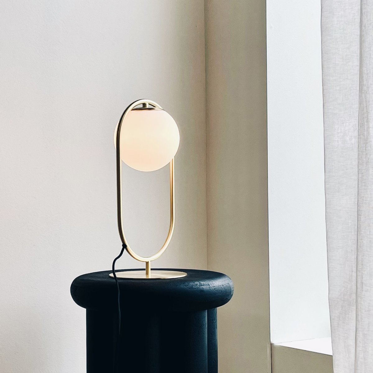Reims 40cm Messing/hvit bordlampe Fra Dyberg Larsen - Legg til Reims bordlampe til hjemmet ditt for en sofistikert og elegant belysningsløsning.