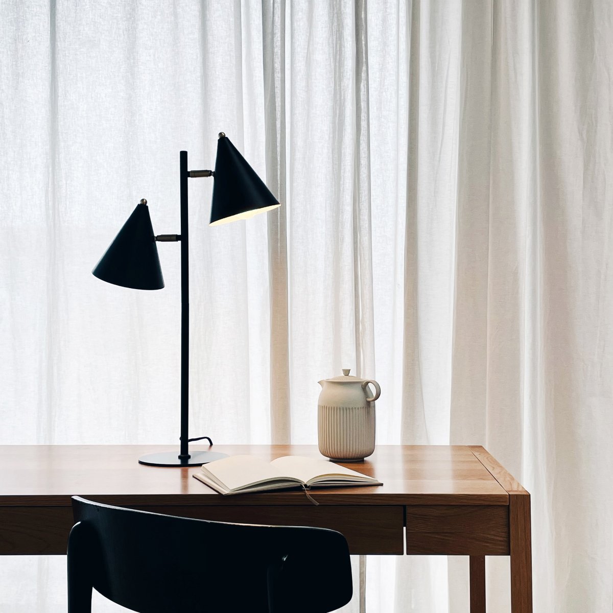 Rouen 65cm Svart bordlampe Fra Dyberg Larsen - Rouen-bordlampen gir et moderne og elegant preg til hjemmet ditt.