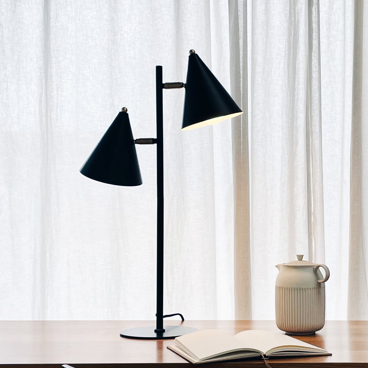 Rouen 65cm Svart bordlampe Fra Dyberg Larsen - Rouen-bordlampen gir et moderne og elegant preg til hjemmet ditt.