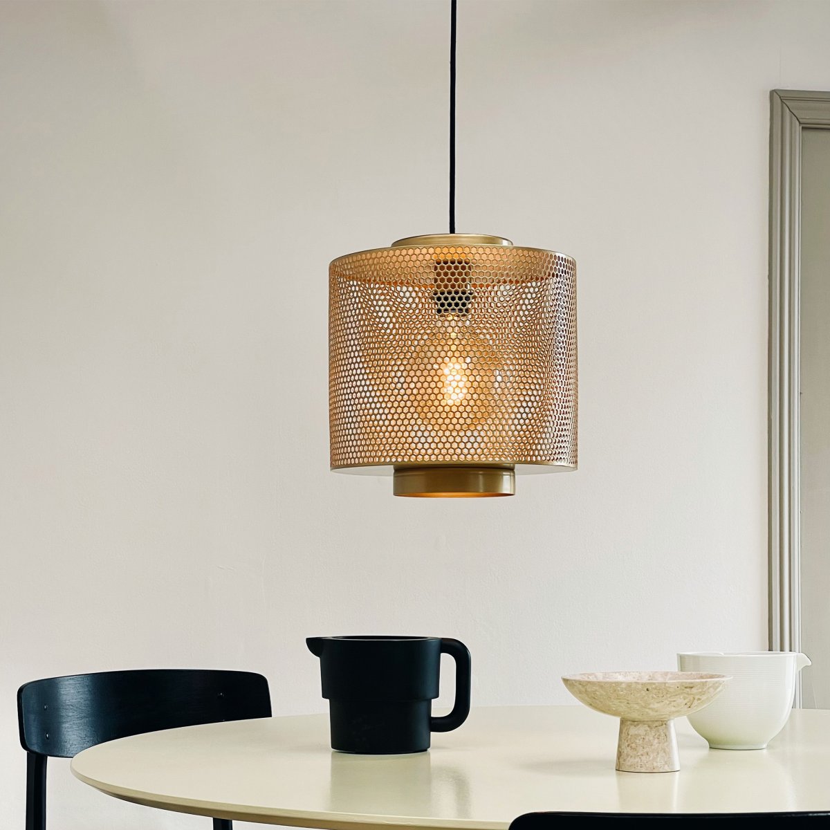Pau Ø30 Messing Taklampe Fra Dyberg Larsen - Pau pendel er designet for å bli et iøynefallende element som løfter innredningen din og skaper en sofistikert atmosfære.