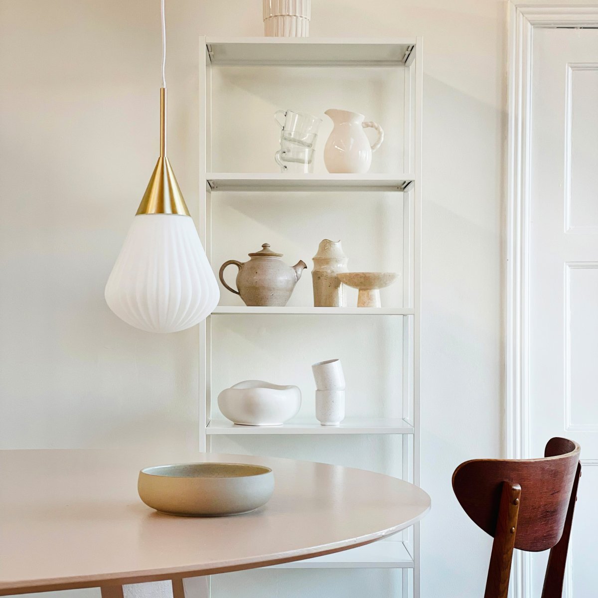 Ballon Ø20 Hvit Taklampe Fra Dyberg Larsen - Med sin moderna form och stilrena material &auml;r Ballon Pendant det perfekta valet f&ouml;r den som vill f&ouml;rena ljus och elegans &ndash; en funktionell och tidl&ouml;s designklassiker.
