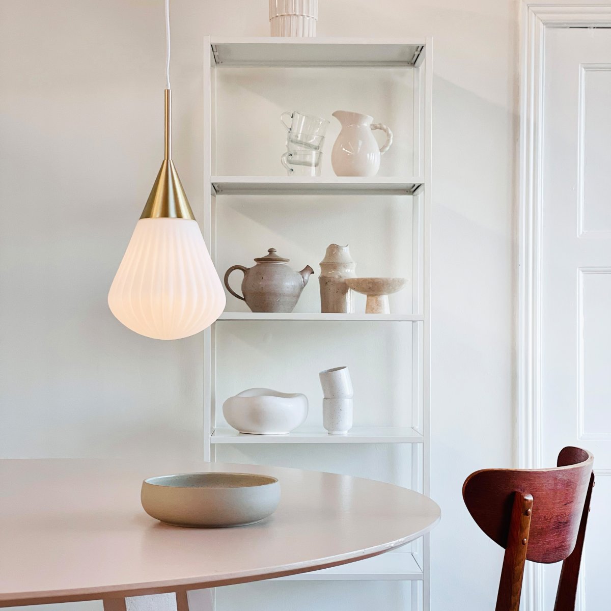 Ballon Ø20 Hvit Taklampe Fra Dyberg Larsen - Med sin moderna form och stilrena material &auml;r Ballon Pendant det perfekta valet f&ouml;r den som vill f&ouml;rena ljus och elegans &ndash; en funktionell och tidl&ouml;s designklassiker.