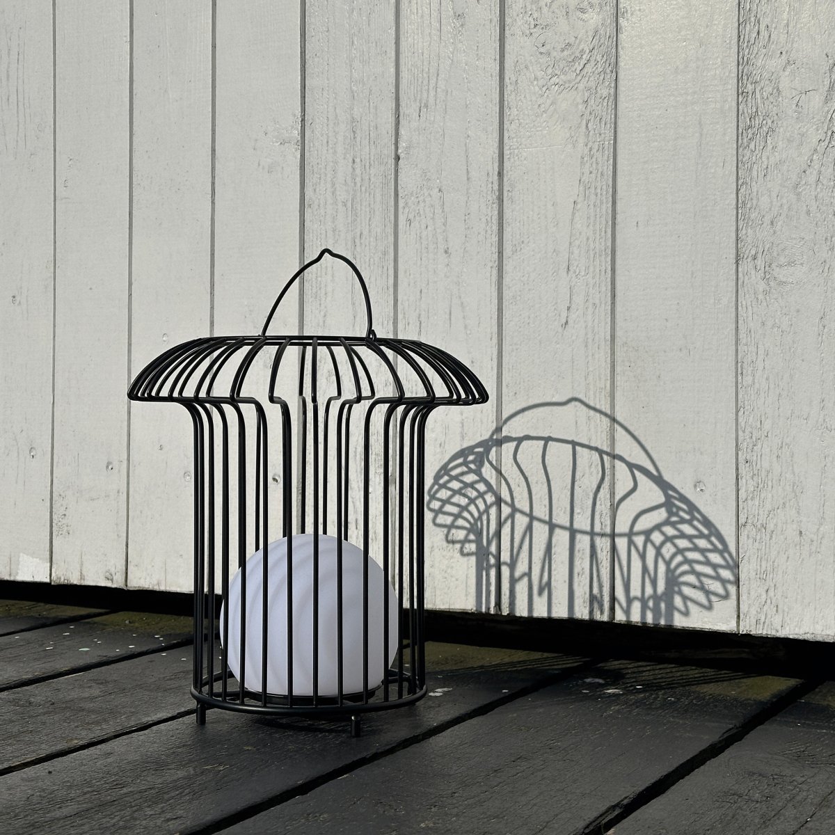 Basket 32cm Svart bærbar Fra Dyberg Larsen - &nbsp; Lyktan laddas enkelt med medf&ouml;ljande USB-kabel, vilket g&ouml;r att du kan njuta av dess vackra ljus &aring;ret om (adapter ing&aring;r ej).