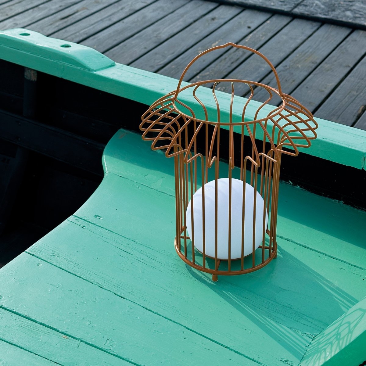 Basket 32cm Terrakotta bærbar Fra Dyberg Larsen - &nbsp; Lyktan laddas enkelt med medf&ouml;ljande USB-kabel, vilket g&ouml;r att du kan njuta av dess vackra ljus &aring;ret om (adapter ing&aring;r ej).