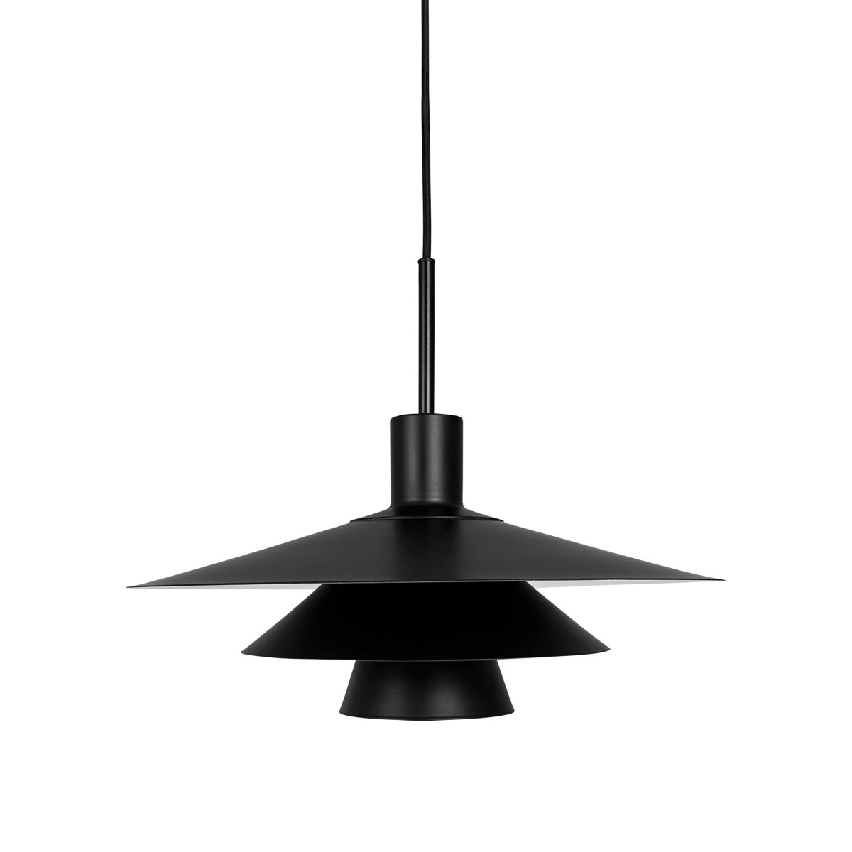 Kay Ø30 Svart Taklampe Fra Dyberg Larsen - Den djupa svarta finishen skapar en sl&aring;ende visuell effekt &ndash; antingen som en dj&auml;rv kontrast eller en s&ouml;ml&ouml;s del av en sofistikerad nordisk inredning.
