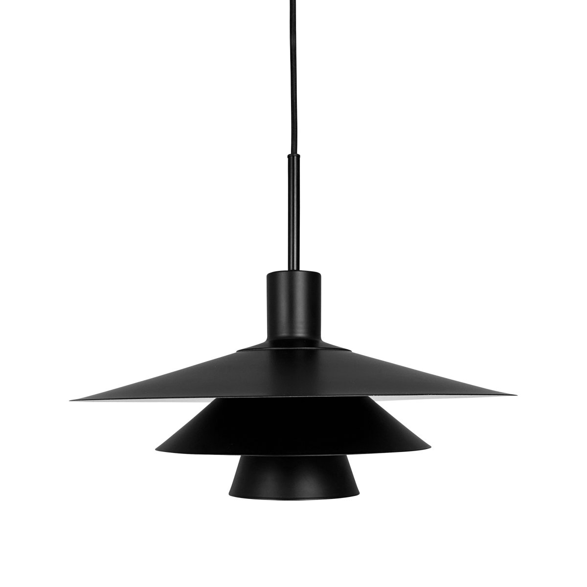 Kay Ø40 Svart Taklampe Fra Dyberg Larsen - Den djupa svarta finishen skapar en sl&aring;ende visuell effekt &ndash; antingen som en dj&auml;rv kontrast eller en s&ouml;ml&ouml;s del av en sofistikerad nordisk inredning.