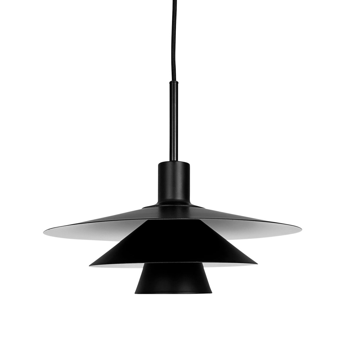 Kay Ø40 Svart Taklampe Fra Dyberg Larsen - Den djupa svarta finishen skapar en sl&aring;ende visuell effekt &ndash; antingen som en dj&auml;rv kontrast eller en s&ouml;ml&ouml;s del av en sofistikerad nordisk inredning.