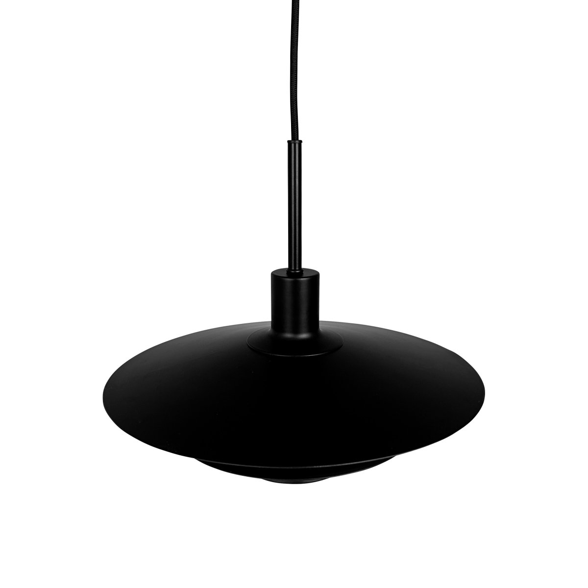 Kay Ø40 Svart Taklampe Fra Dyberg Larsen - Den djupa svarta finishen skapar en sl&aring;ende visuell effekt &ndash; antingen som en dj&auml;rv kontrast eller en s&ouml;ml&ouml;s del av en sofistikerad nordisk inredning.