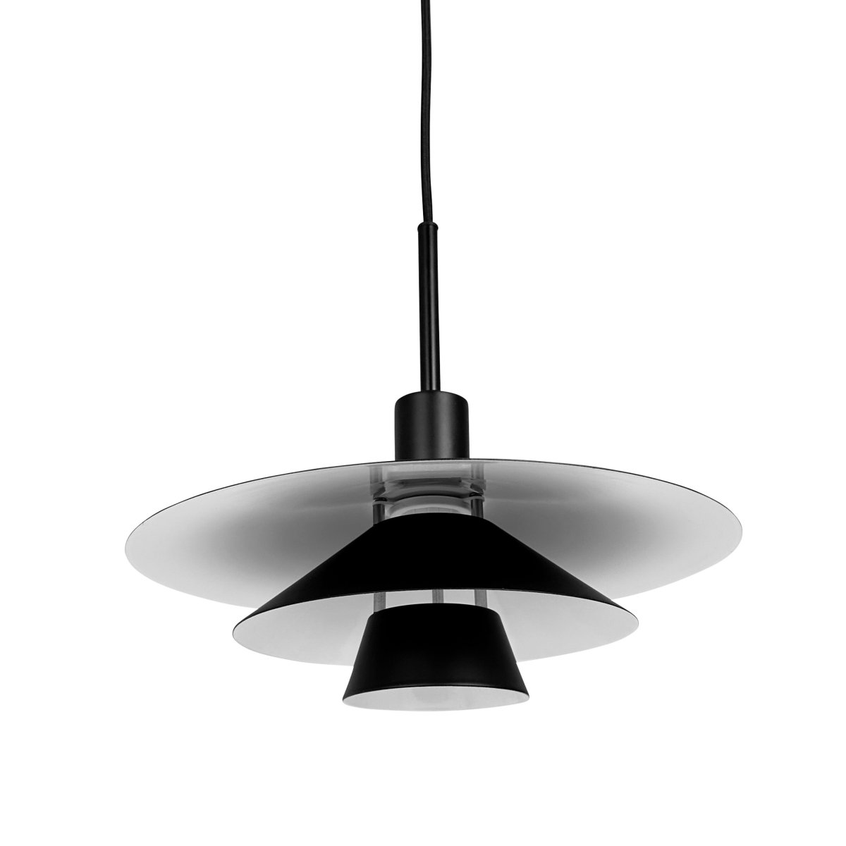Kay Ø40 Svart Taklampe Fra Dyberg Larsen - Den djupa svarta finishen skapar en sl&aring;ende visuell effekt &ndash; antingen som en dj&auml;rv kontrast eller en s&ouml;ml&ouml;s del av en sofistikerad nordisk inredning.
