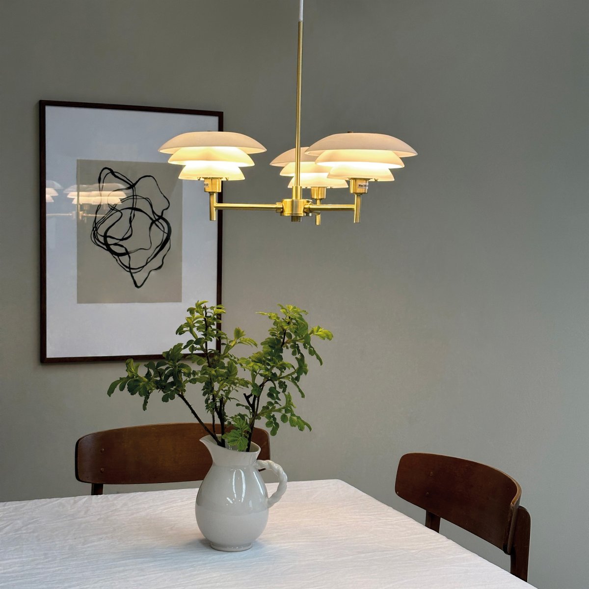 DL20 Ø50 Messing Taklampe Fra Dyberg Larsen - DL20-lysekronen kombinerer en klassisk messingfinish med vakre opalglass, og skaper en tidløs og luksuriøs atmosfære i rommet ditt.