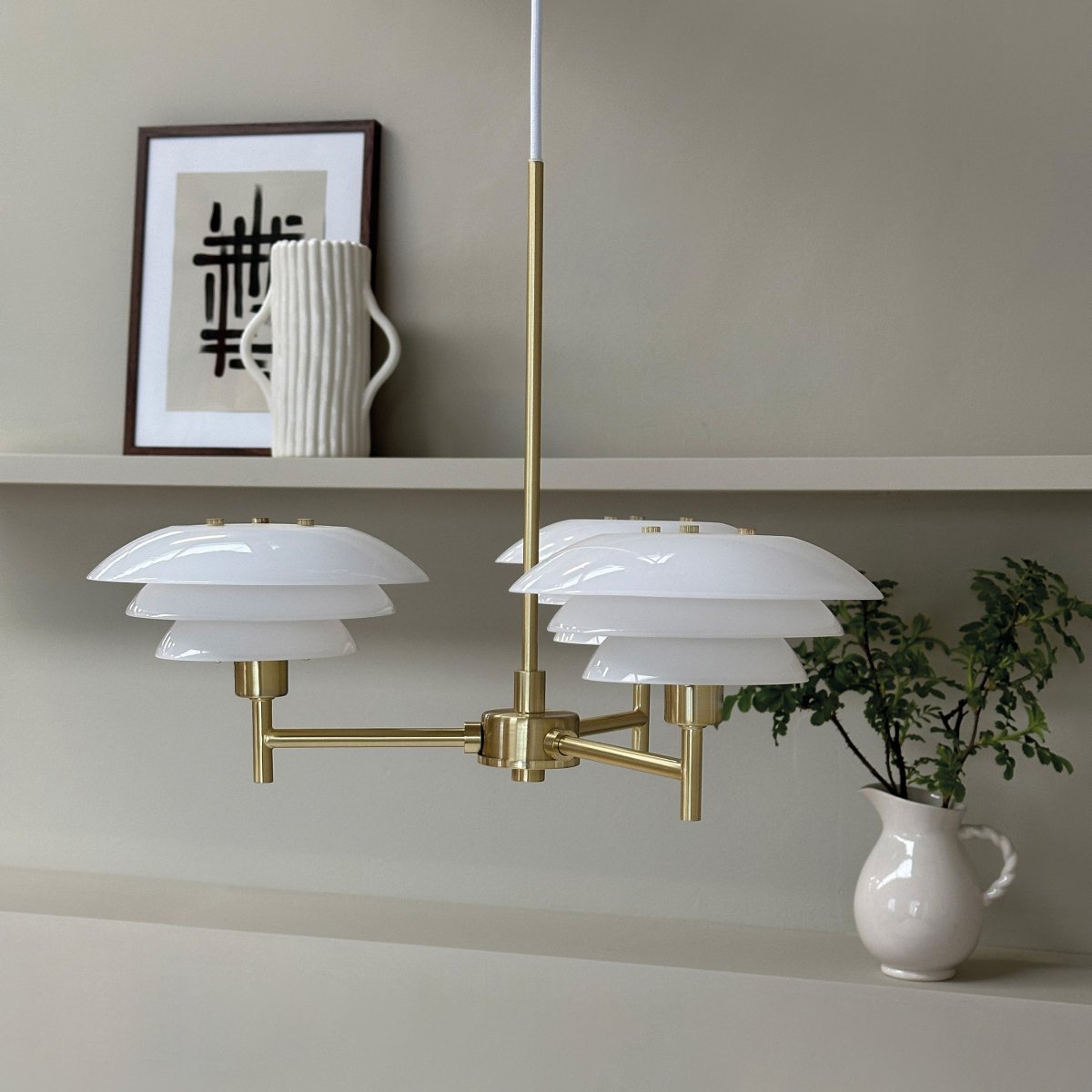 DL20 Ø50 Messing Taklampe Fra Dyberg Larsen - DL20-lysekronen kombinerer en klassisk messingfinish med vakre opalglass, og skaper en tidløs og luksuriøs atmosfære i rommet ditt.