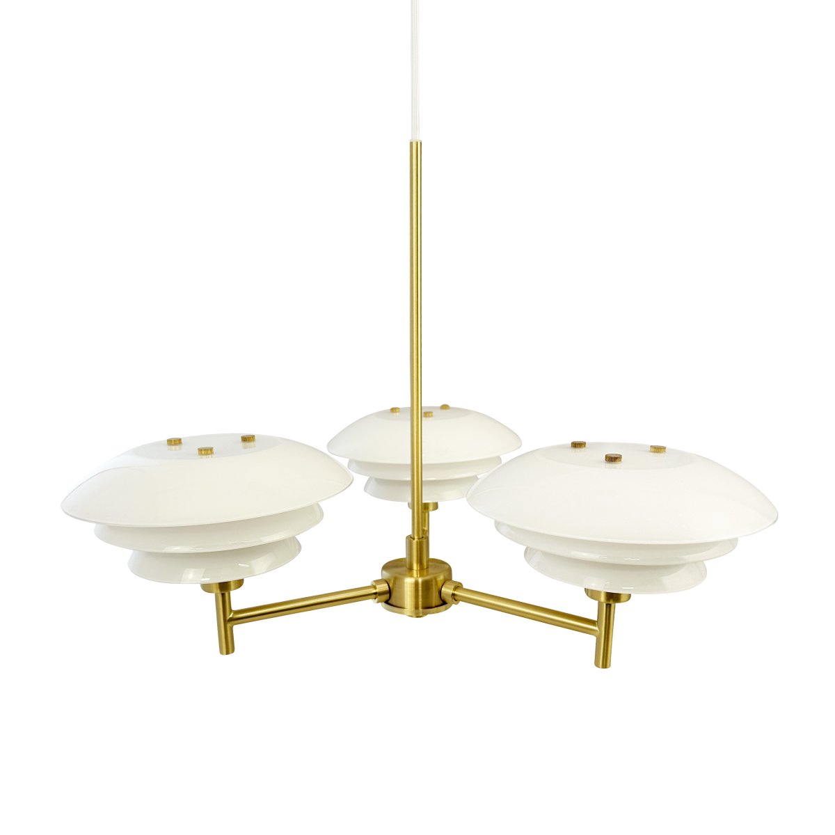 DL20 Ø50 Messing Taklampe Fra Dyberg Larsen - DL20-lysekronen kombinerer en klassisk messingfinish med vakre opalglass, og skaper en tidløs og luksuriøs atmosfære i rommet ditt.