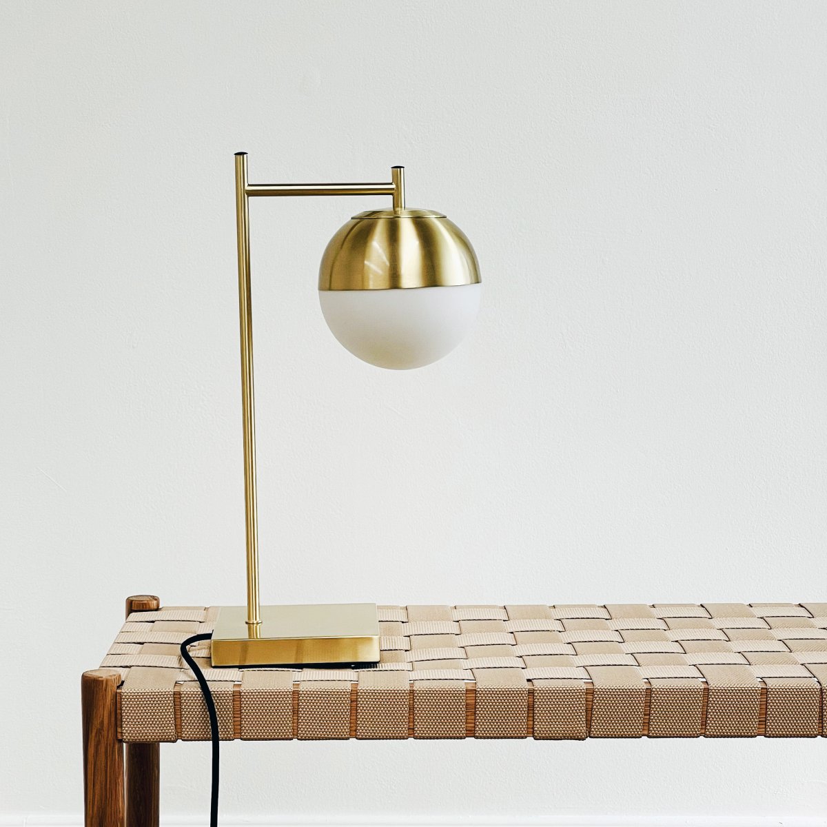 Caen 45cm Messing/hvit bordlampe Fra Dyberg Larsen - Caen bordlampen er laget av børstet messing og har en vakker glasskuppel som gir et varmt og mykt lys.