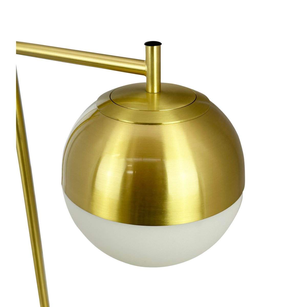 Caen 45cm Messing/hvit bordlampe Fra Dyberg Larsen - Caen bordlampen er laget av børstet messing og har en vakker glasskuppel som gir et varmt og mykt lys.