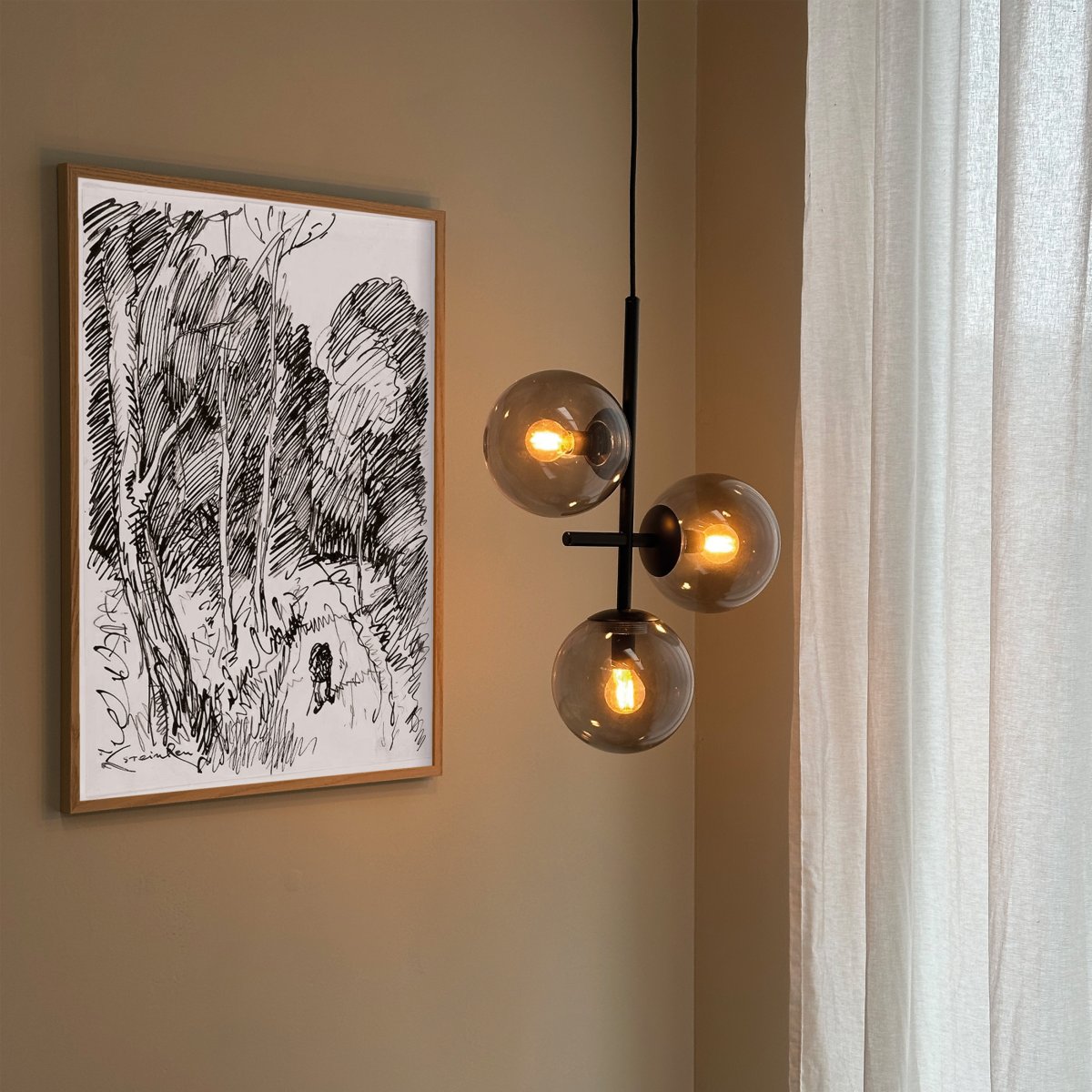 Como Ø30 Svart Taklampe Fra Dyberg Larsen - Como takpendel er en imponerende lampe som skiller seg ut i alle interiører med sitt sterke, moderne formspråk.