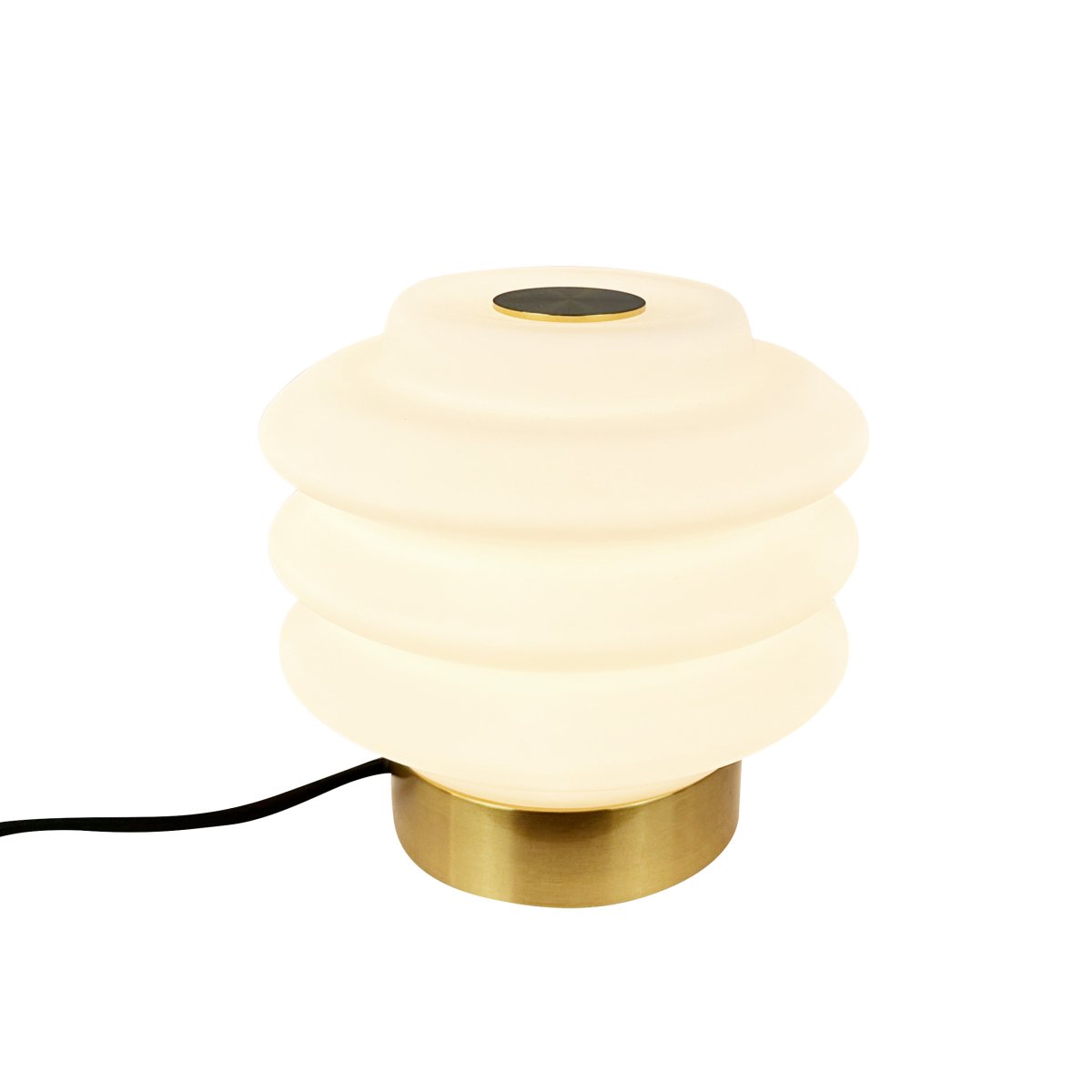 Diva 15cm Messing bordlampe Fra Dyberg Larsen - Den elegant designade Diva bordslampan i m&auml;ssing ger en sofistikerad touch till varje hem och &auml;r ett konstverk som tillf&ouml;r liv och sk&ouml;nhet till rummet.