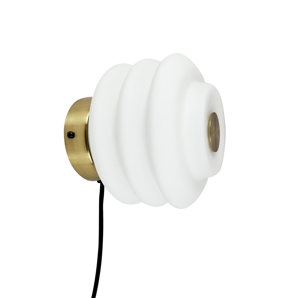 Diva Ø18 Hvit vegglampe Fra Dyberg Larsen - Laget av munnblåst opalglass og med en kompakt størrelse på 15 cm i høyden og 16 cm i diameter, vil Diva være en elegant funksjon i alle rom.