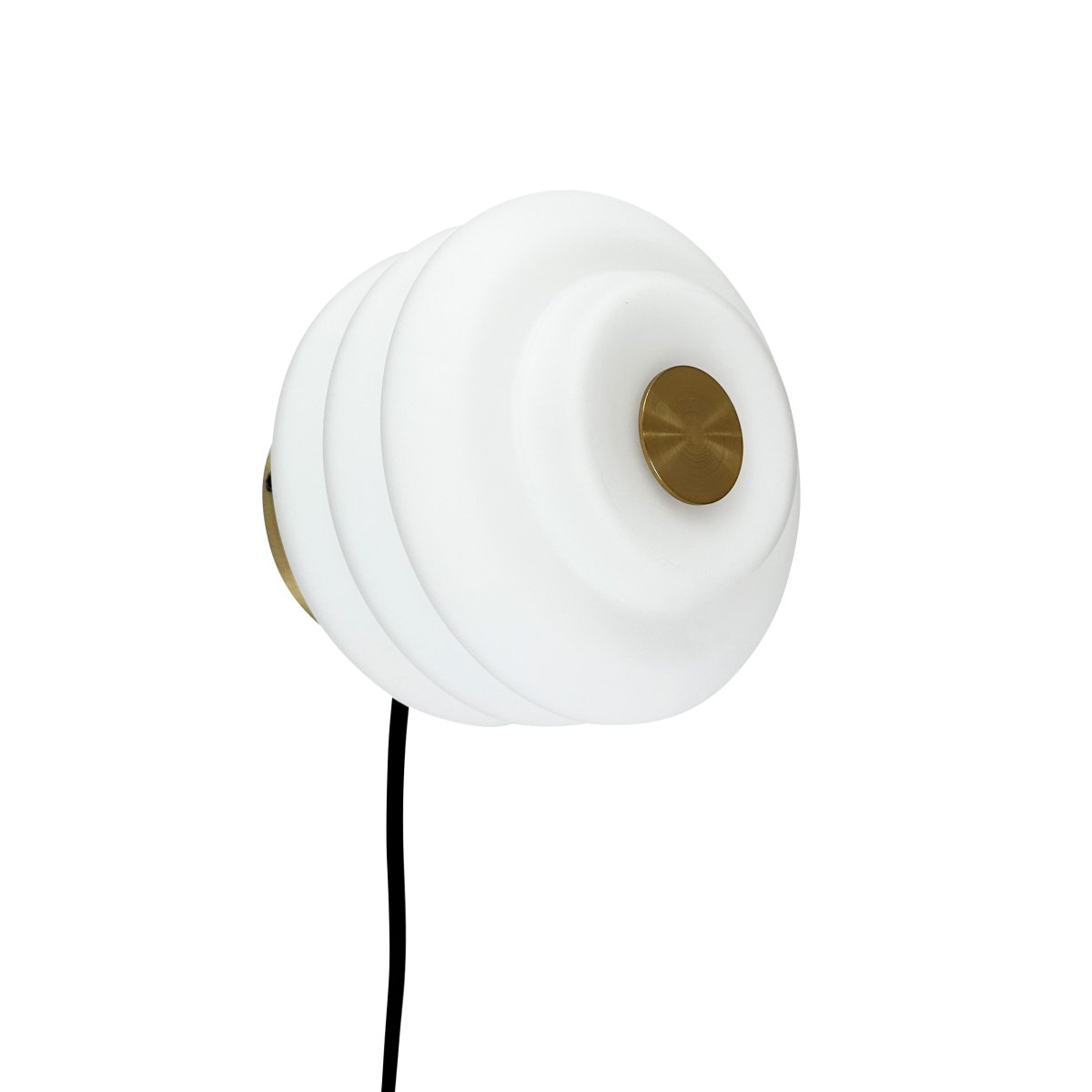 Diva Ø18 Hvit vegglampe Fra Dyberg Larsen - Laget av munnblåst opalglass og med en kompakt størrelse på 15 cm i høyden og 16 cm i diameter, vil Diva være en elegant funksjon i alle rom.