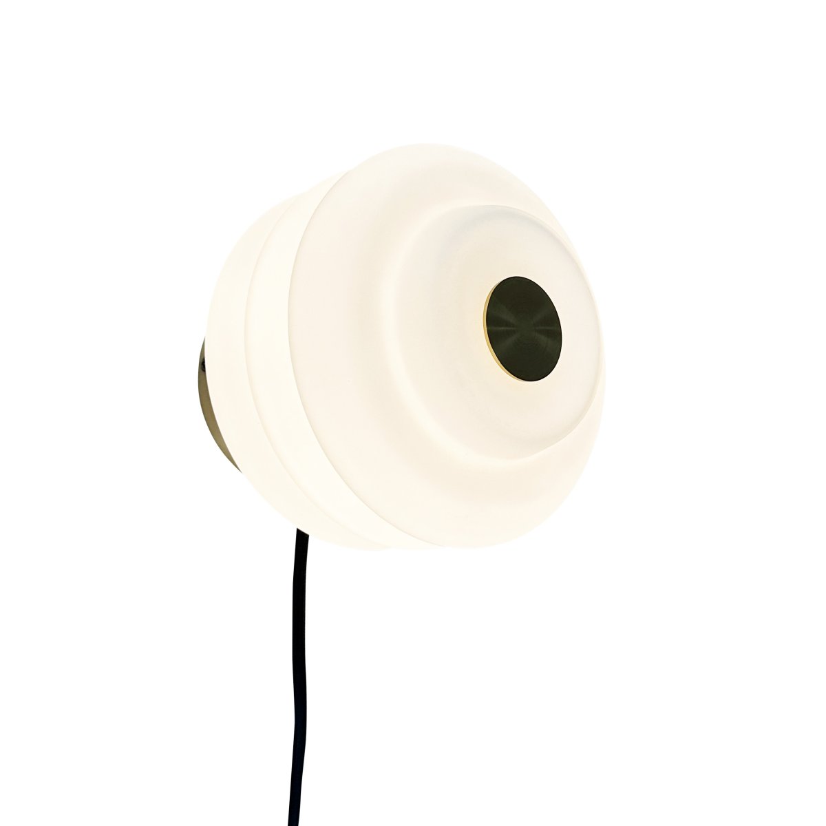 Diva Ø18 Hvit vegglampe Fra Dyberg Larsen - Laget av munnblåst opalglass og med en kompakt størrelse på 15 cm i høyden og 16 cm i diameter, vil Diva være en elegant funksjon i alle rom.