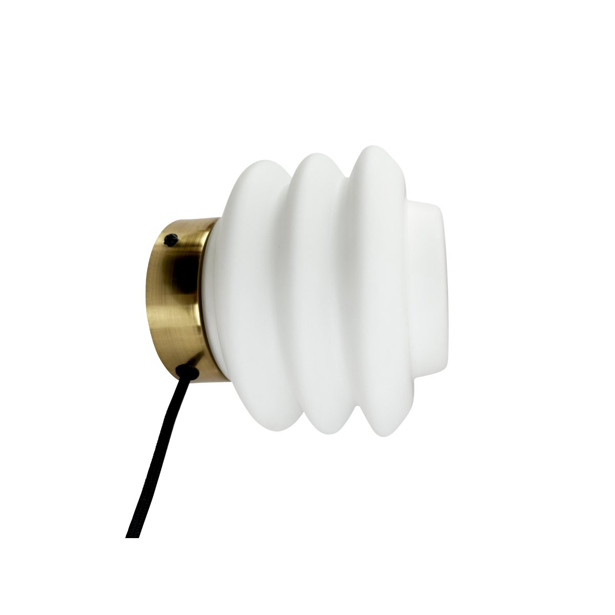 Diva Ø18 Hvit vegglampe Fra Dyberg Larsen - Laget av munnblåst opalglass og med en kompakt størrelse på 15 cm i høyden og 16 cm i diameter, vil Diva være en elegant funksjon i alle rom.