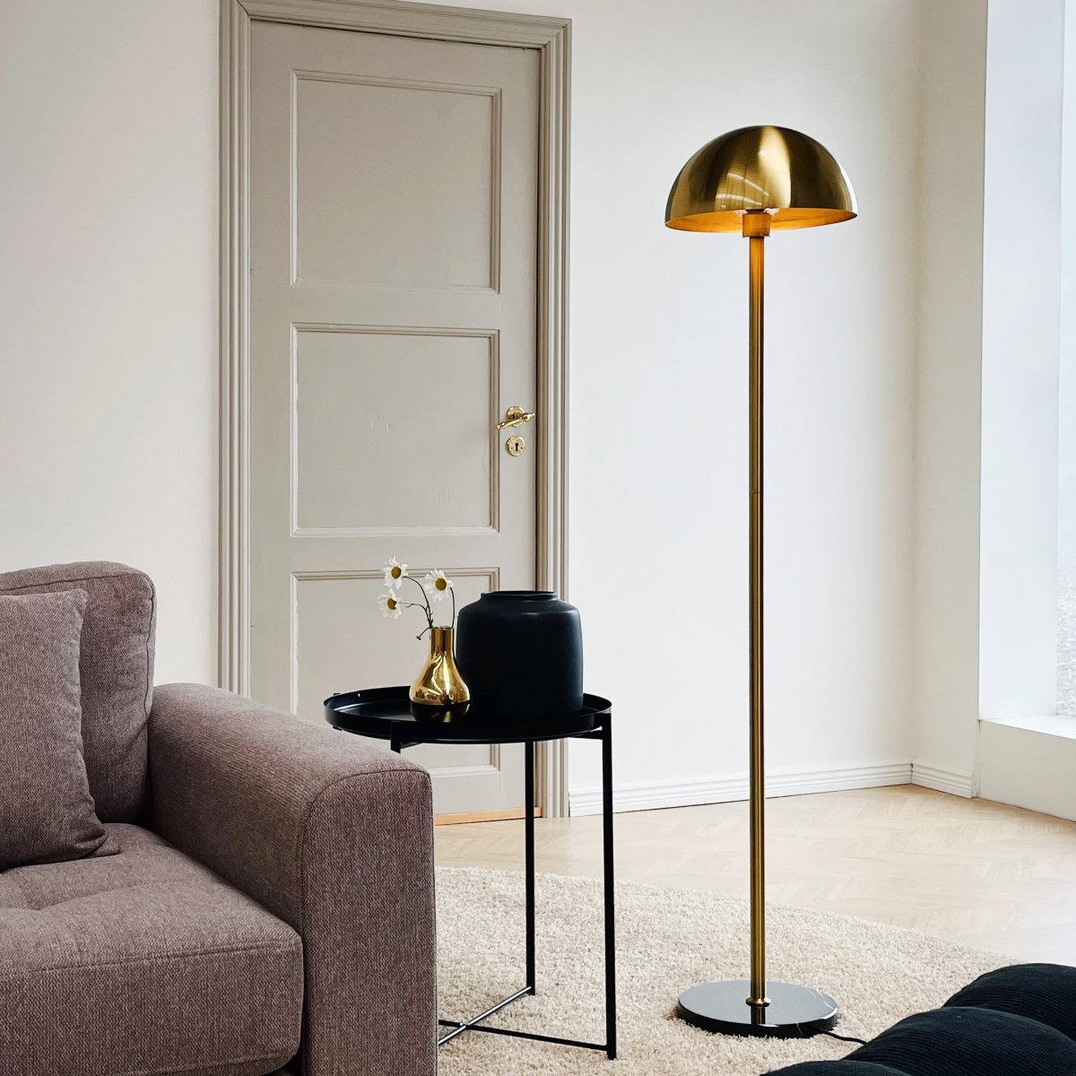 Menton Messing/svart gulvlampe Fra Dyberg Larsen - Menton gulvlampen utstråler raffinement med sine luksuriøse materialer og eksklusive design.