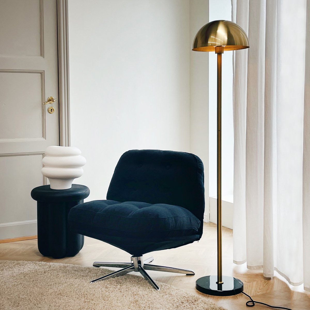 Menton Messing/svart gulvlampe Fra Dyberg Larsen - Menton gulvlampen utstråler raffinement med sine luksuriøse materialer og eksklusive design.
