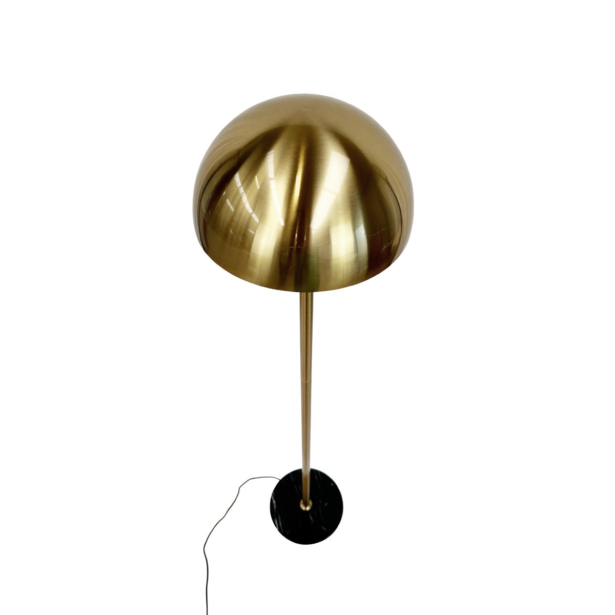 Menton Messing/svart gulvlampe Fra Dyberg Larsen - Menton gulvlampen utstråler raffinement med sine luksuriøse materialer og eksklusive design.
