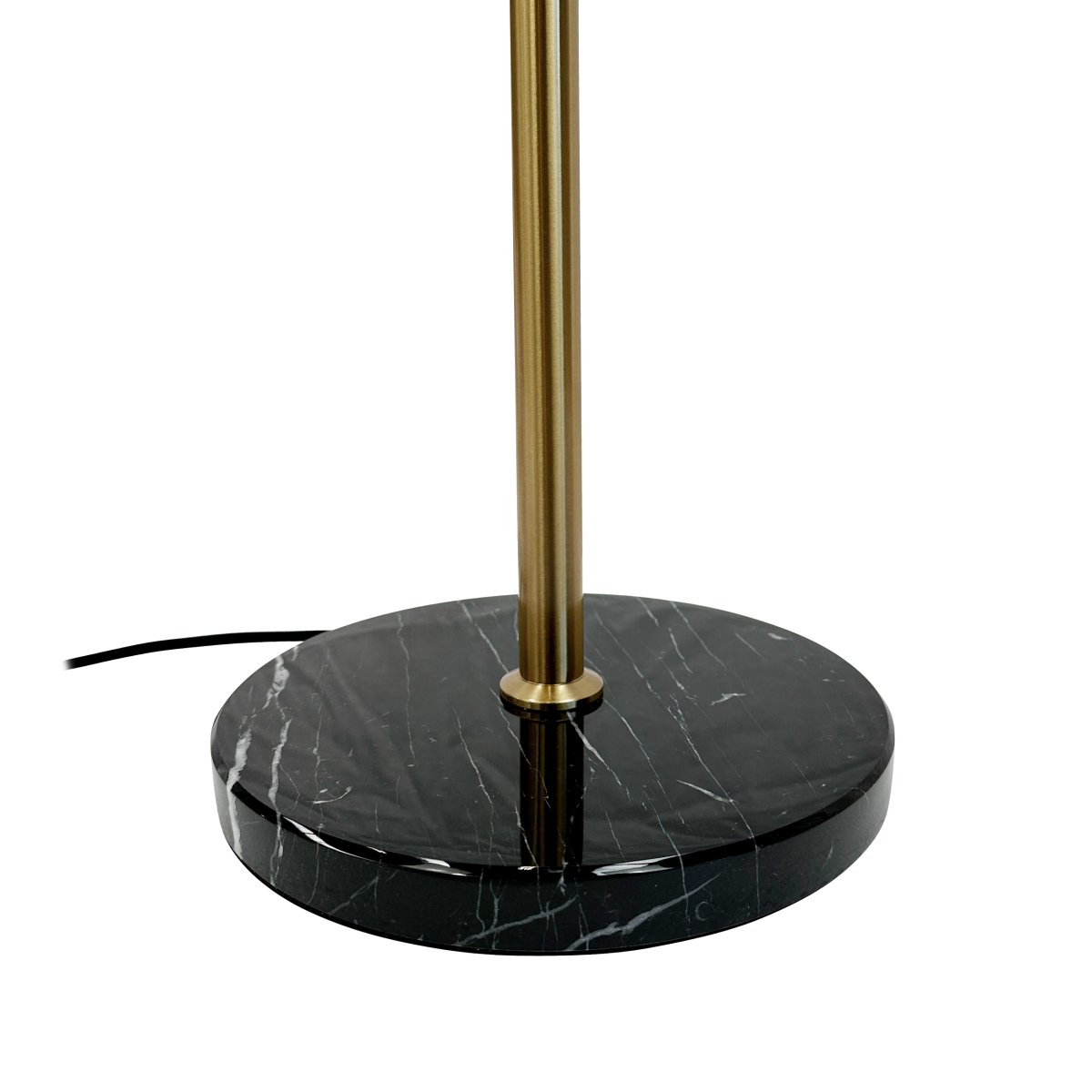 Menton Messing/svart gulvlampe Fra Dyberg Larsen - Menton gulvlampen utstråler raffinement med sine luksuriøse materialer og eksklusive design.