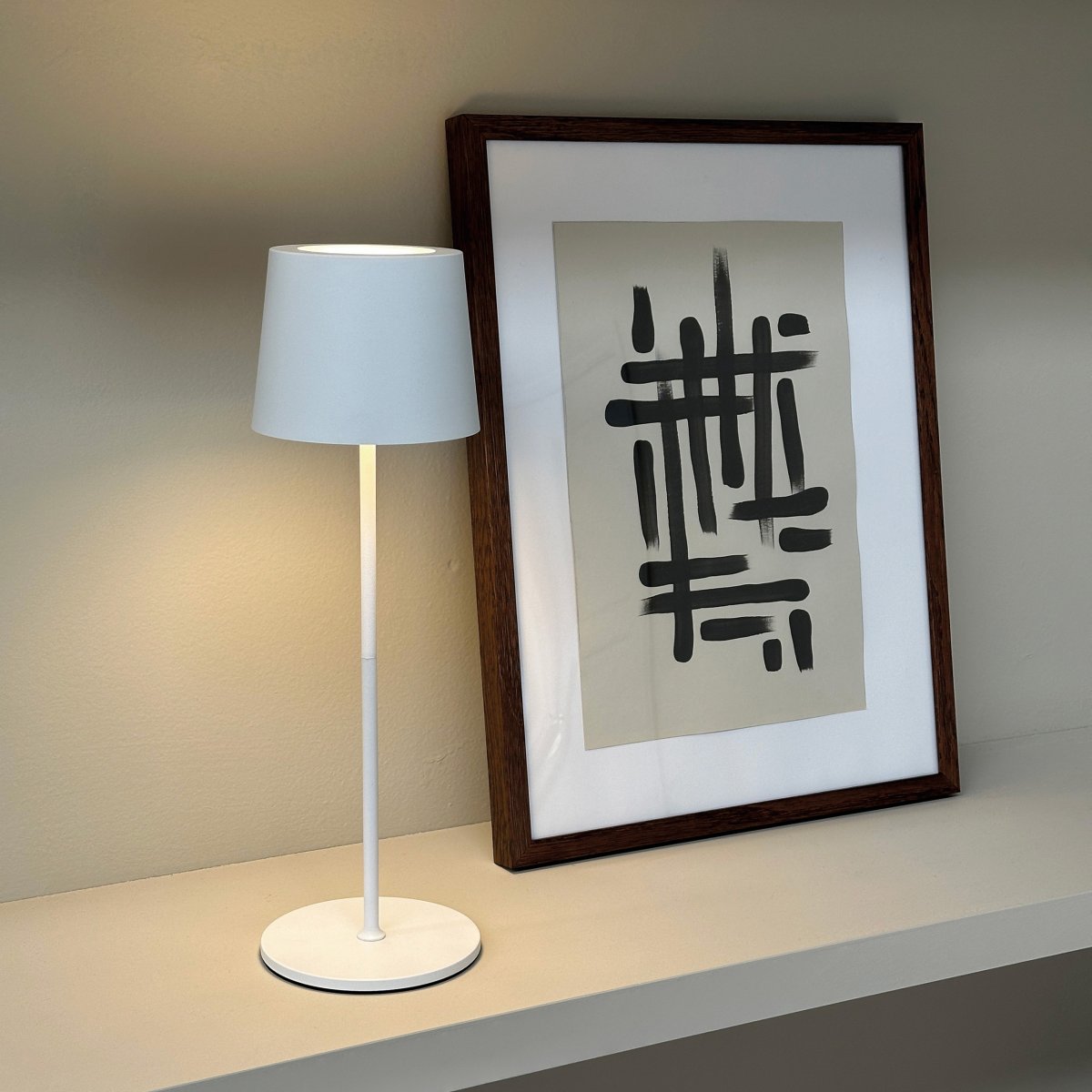 Karl 37cm Hvit bærbar Fra Dyberg Larsen - Karl passer både innendørs og utendørs og er lett å flytte rundt på, noe som gjør den ideell for både hjemmet og uteplassen.