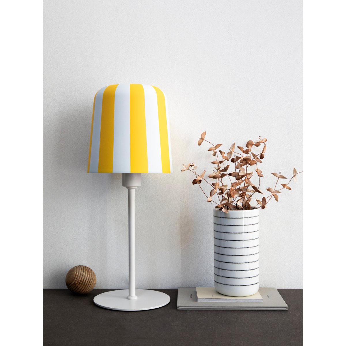 Gry 50cm Gul bordlampe Fra Dyberg Larsen - Genom att ta igenk&auml;nnbara m&ouml;nster och s&auml;tta dem i en ny kontext ville hon skapa en lampa som f&aring;r m&auml;nniskor att le och ger en unik visuell upplevelse.
