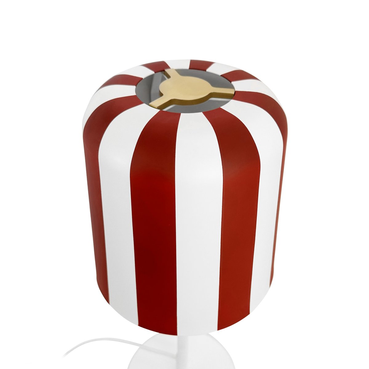 Gry 50cm RØD bordlampe Fra Dyberg Larsen - Genom att ta igenk&auml;nnbara m&ouml;nster och s&auml;tta dem i en ny kontext ville hon skapa en lampa som f&aring;r m&auml;nniskor att le och ger en unik visuell upplevelse.