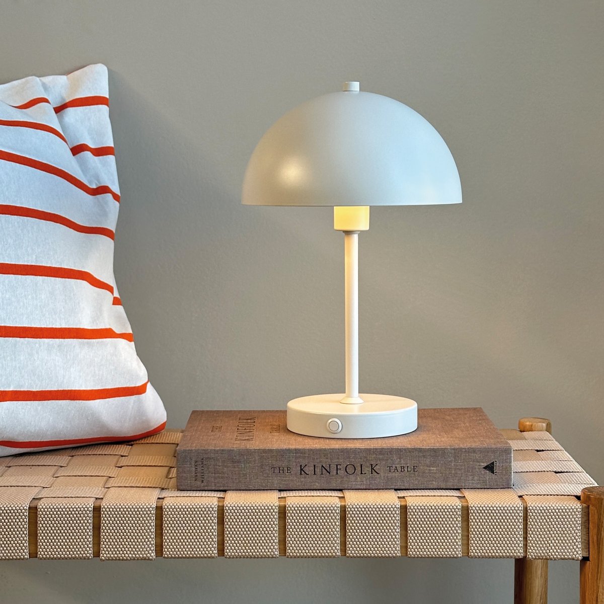 Stockholm 30cm Perlehvit bærbar Fra Dyberg Larsen - Med tre justerbare lysstyrkeniv&aring;er &ndash; 100 %, 50 % og 25 % &ndash; du kan enkelt justere lyset til dine behov, alt med et enkelt trykk p&aring; en knapp p&aring; lampefoten.