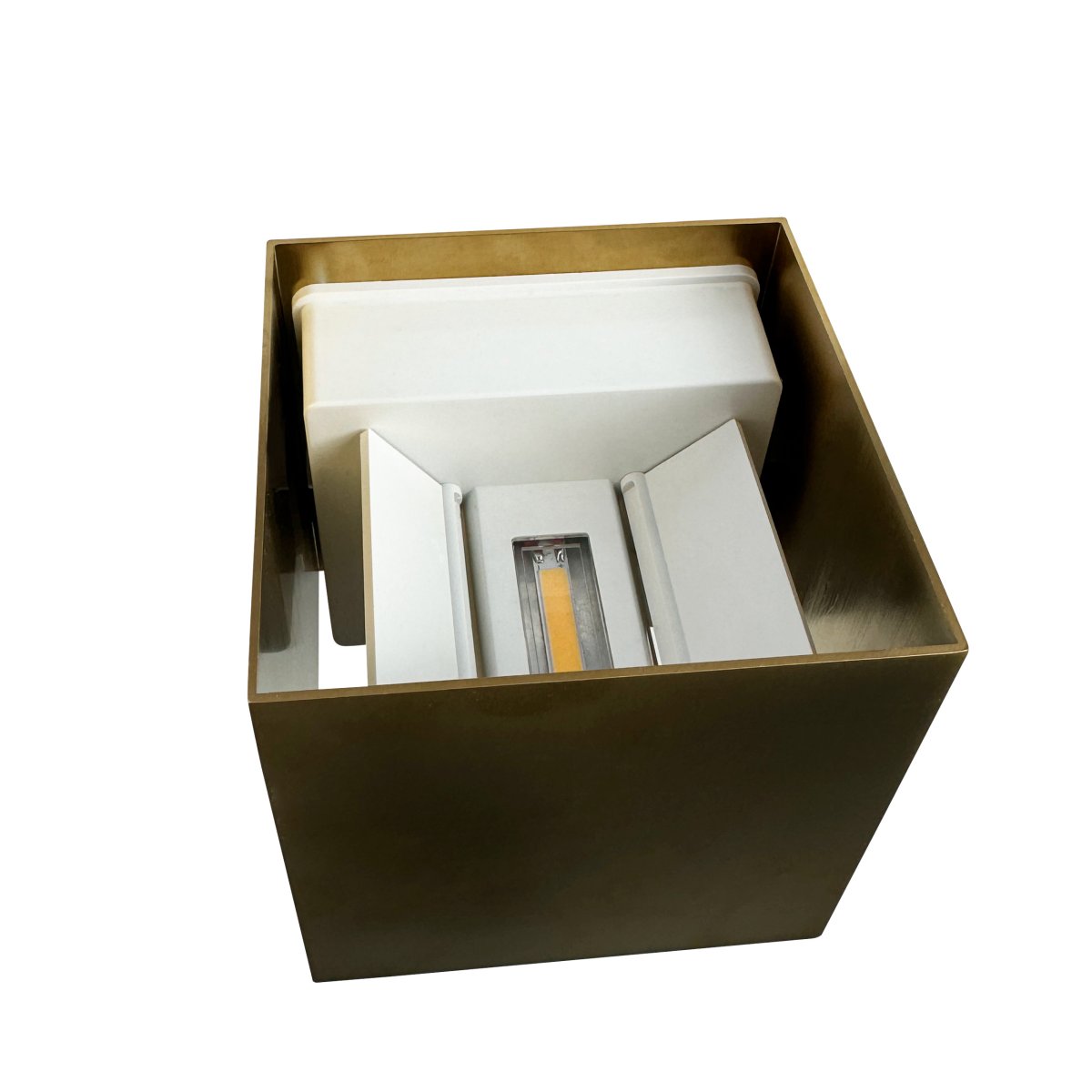 Venus 10cm Messing vegglampe Fra Dyberg Larsen - Med en lysdiffusjon p&aring; 10 til 120 grader Venus gir deg full kontroll over lyset i hjemmet ditt.