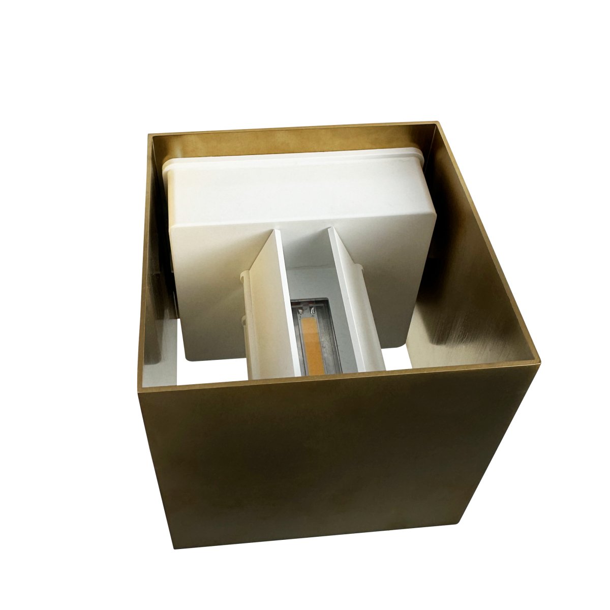 Venus 10cm Messing vegglampe Fra Dyberg Larsen - Med en lysdiffusjon p&aring; 10 til 120 grader Venus gir deg full kontroll over lyset i hjemmet ditt.