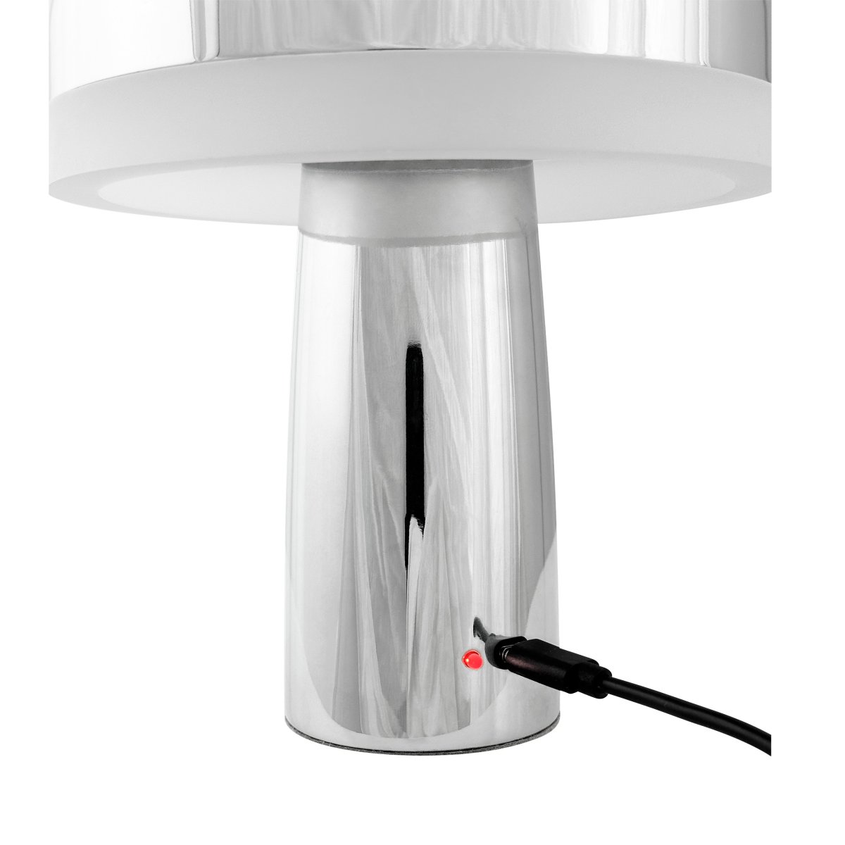 Porter 16cm Krom bærbar Fra Dyberg Larsen - Porter LED oppladbar bordlampe er en moderne og funksjonell lampe med unikt design hvor lyset kommer fra kanten, som gir et behagelig og jevnt lys.