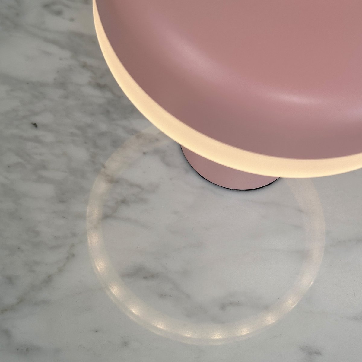 Porter 16cm Rosa bærbar Fra Dyberg Larsen - Porter LED oppladbar bordlampe er en moderne og funksjonell lampe med unikt design hvor lyset kommer fra kanten, som gir et behagelig og jevnt lys.