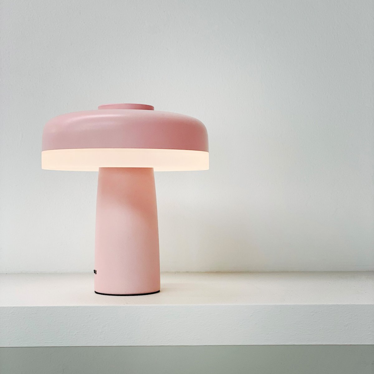 Porter 16cm Rosa bærbar Fra Dyberg Larsen - Porter LED oppladbar bordlampe er en moderne og funksjonell lampe med unikt design hvor lyset kommer fra kanten, som gir et behagelig og jevnt lys.