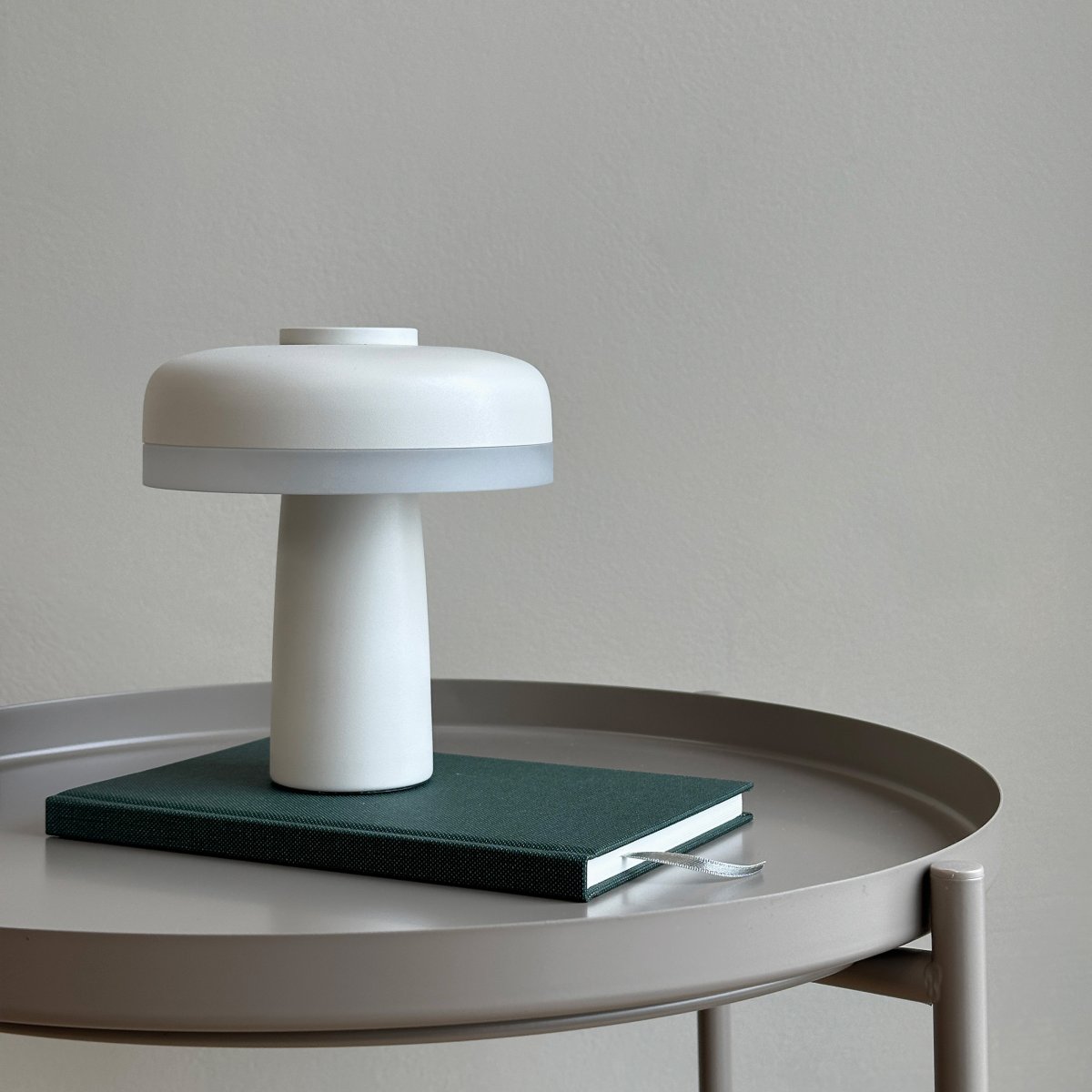 Porter 16cm Perlehvit bærbar Fra Dyberg Larsen - Porter LED oppladbar bordlampe er en moderne og funksjonell lampe med unikt design hvor lyset kommer fra kanten, som gir et behagelig og jevnt lys.