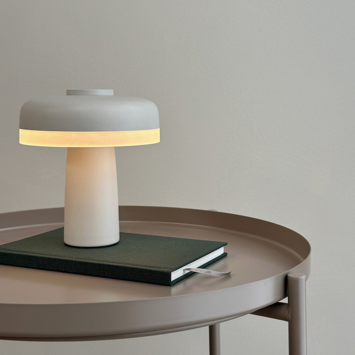 Porter 16cm Perlehvit bærbar Fra Dyberg Larsen - Porter LED oppladbar bordlampe er en moderne og funksjonell lampe med unikt design hvor lyset kommer fra kanten, som gir et behagelig og jevnt lys.