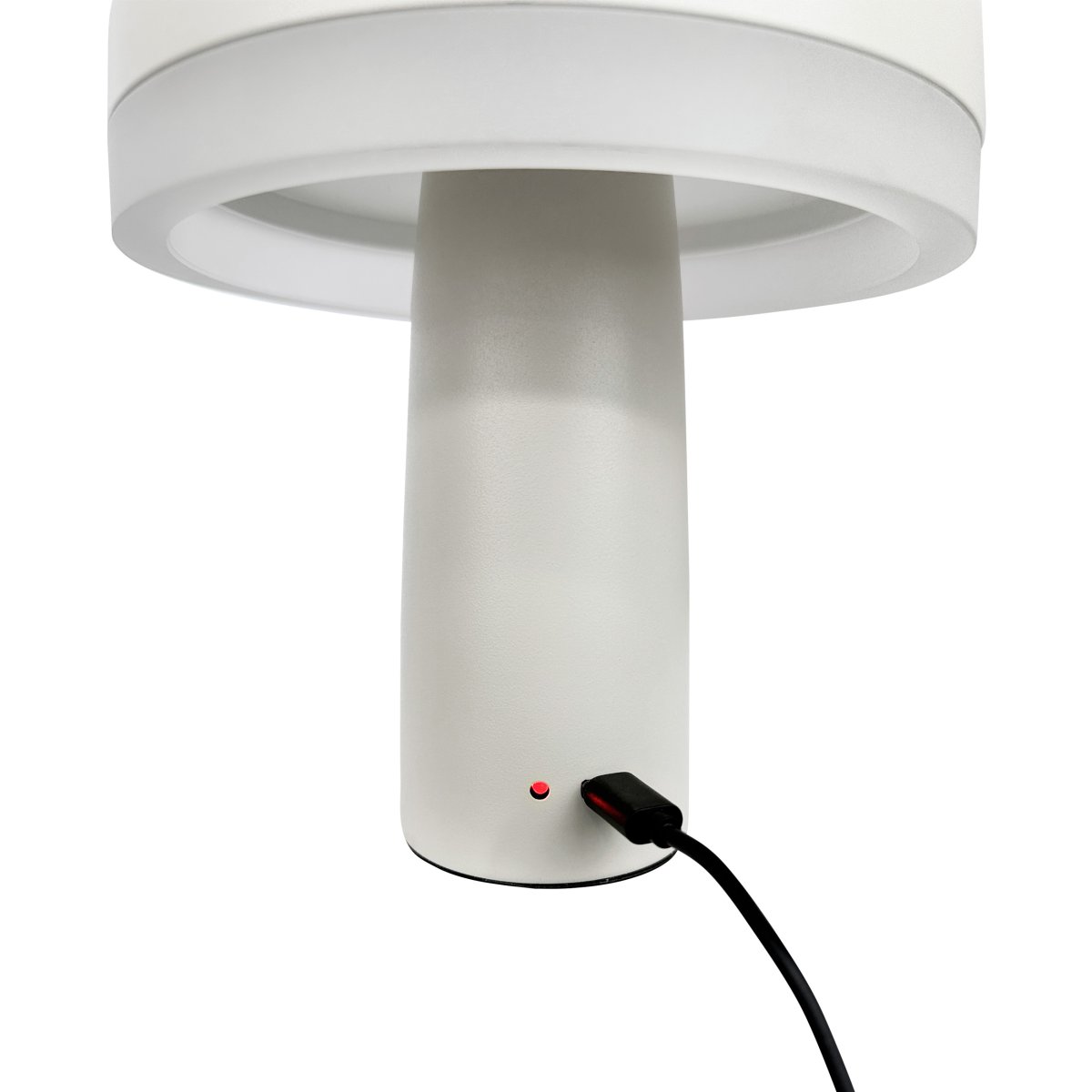Porter 16cm Perlehvit bærbar Fra Dyberg Larsen - Porter LED oppladbar bordlampe er en moderne og funksjonell lampe med unikt design hvor lyset kommer fra kanten, som gir et behagelig og jevnt lys.