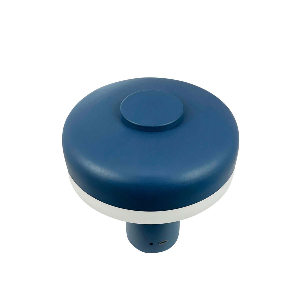 Porter 16cm Indigo bærbar Fra Dyberg Larsen - Porter LED oppladbar bordlampe er en moderne og funksjonell lampe med unikt design hvor lyset kommer fra kanten, som gir et behagelig og jevnt lys.