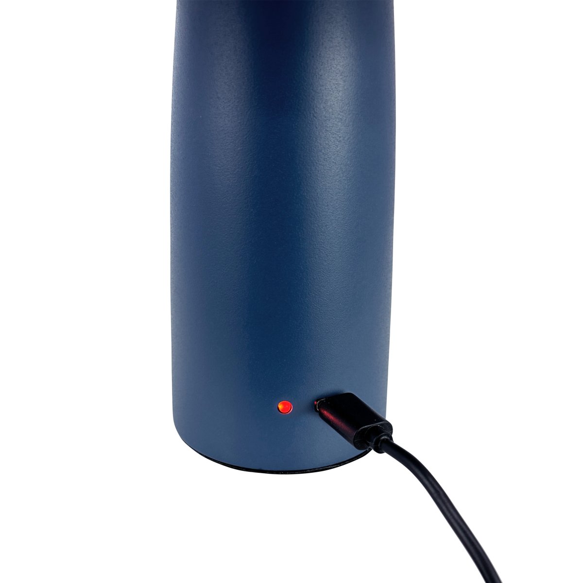 Porter 16cm Indigo bærbar Fra Dyberg Larsen - Porter LED oppladbar bordlampe er en moderne og funksjonell lampe med unikt design hvor lyset kommer fra kanten, som gir et behagelig og jevnt lys.