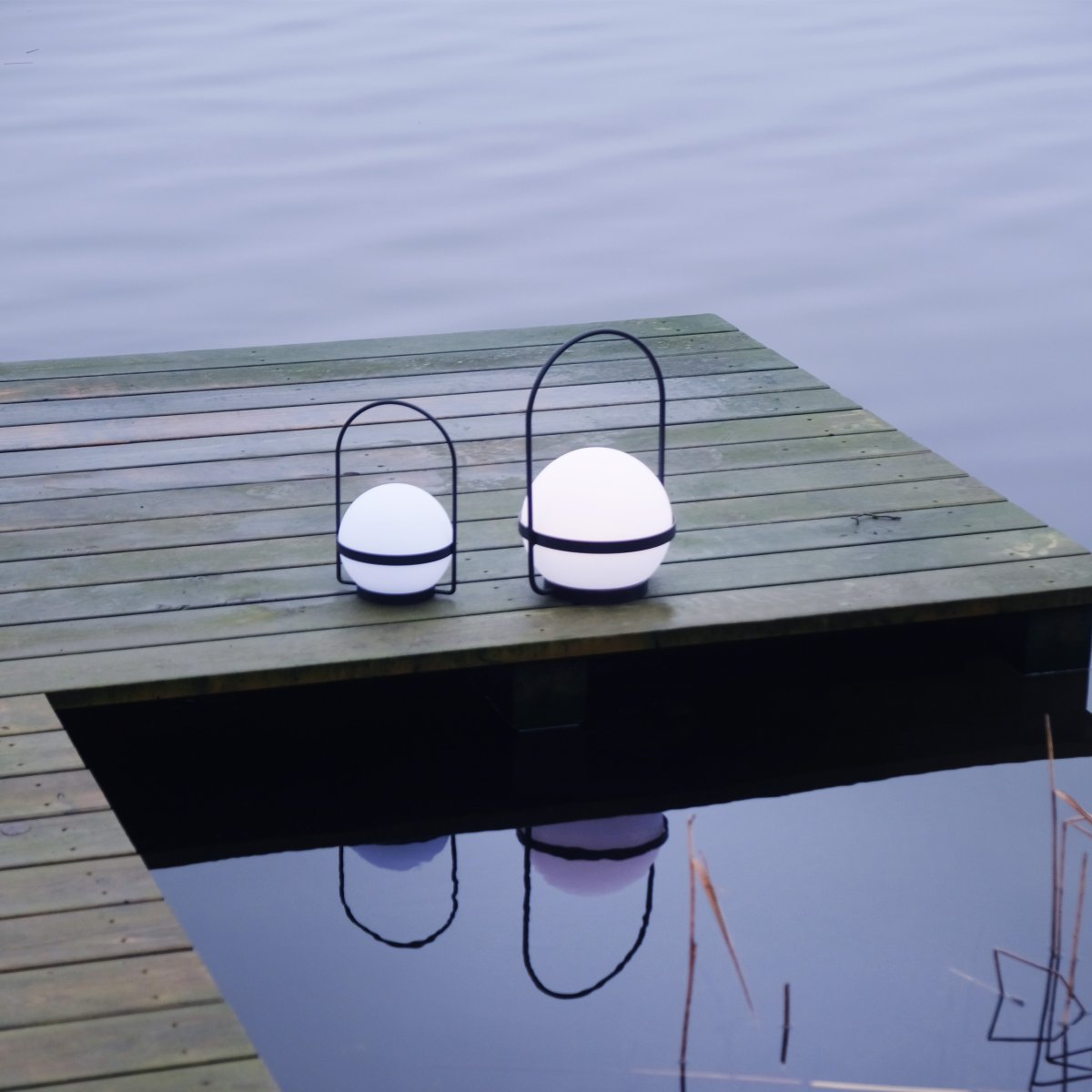 Summer 25cm Svart bærbar Fra Dyberg Larsen - Buzzer er en oppladbar LED-lampe som kan lades både via solcellepanel og USB, og gir deg lys når du trenger det.