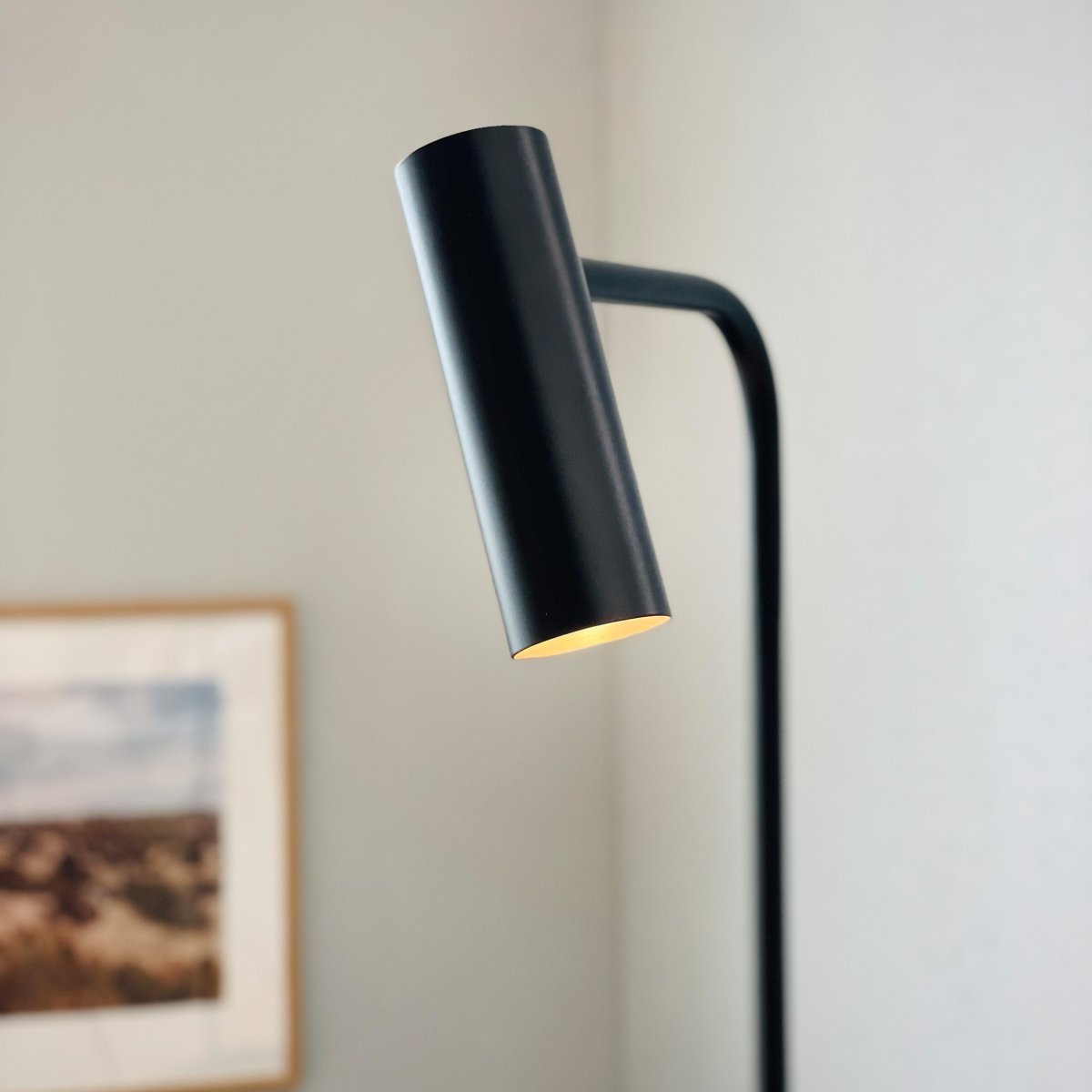 Skagerrak Svart gulvlampe Fra Dyberg Larsen - Den er laget av robust metall med en svart finish, som gir et raffinert, men likevel diskré inntrykk.