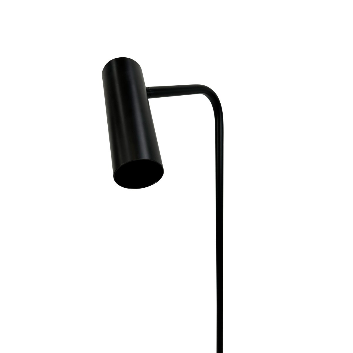 Skagerrak Svart gulvlampe Fra Dyberg Larsen - Den er laget av robust metall med en svart finish, som gir et raffinert, men likevel diskré inntrykk.