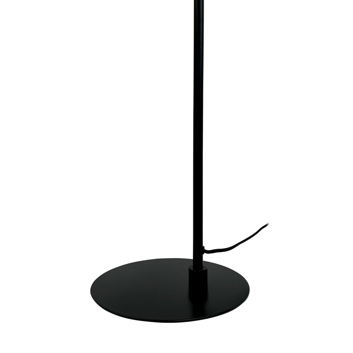 Skagerrak Svart gulvlampe Fra Dyberg Larsen - Den er laget av robust metall med en svart finish, som gir et raffinert, men likevel diskré inntrykk.
